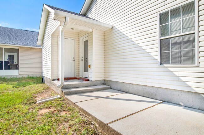 Building Photo - Modern Home Tucked in Neighborhood less th...