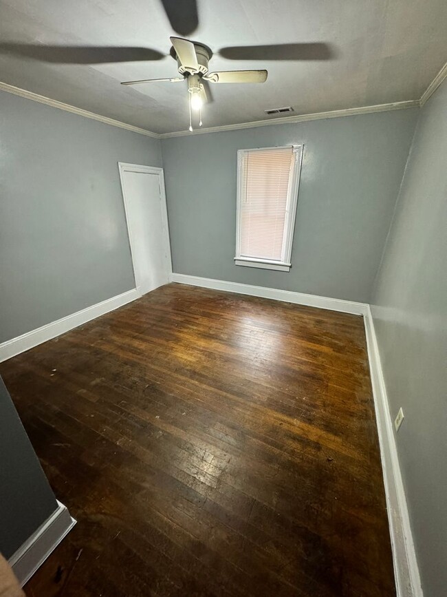 Building Photo - Roomy 3 bed 1 bath House in the Southside!