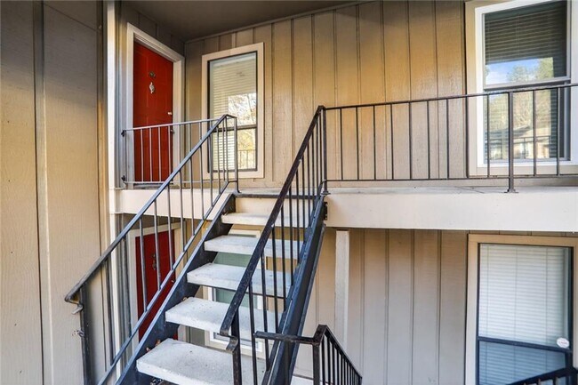 Building Photo - 8740 Roswell Rd