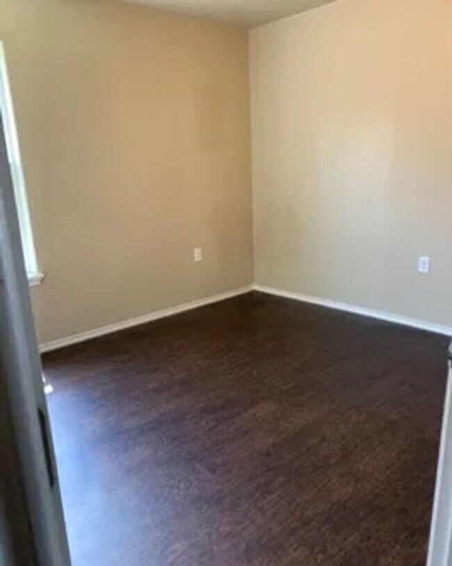 Building Photo - Beautiful 3/2/1 Available May 2026