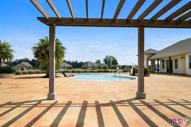 Building Photo - 3 Bedroom Home with Stunning Lake Views in Pelican Lakes Subdivision