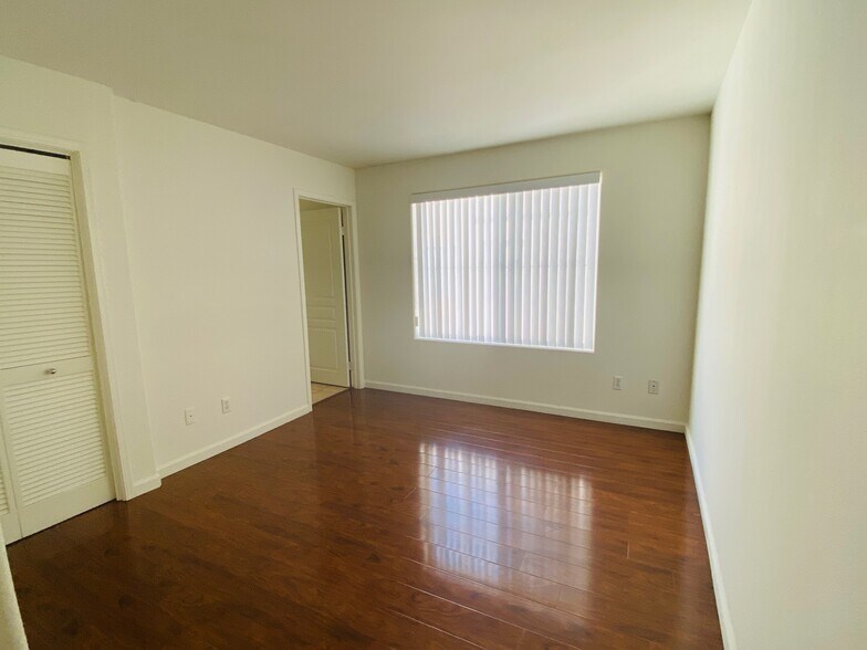 Building Photo - 305 W Newby Ave