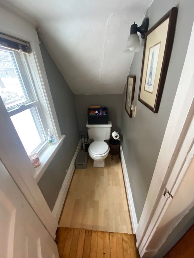 Building Photo - AVAILABLE NOW - Large 4 bedroom in Lakesid...