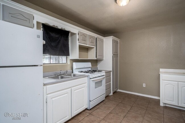 Building Photo - 3632 Clinton St