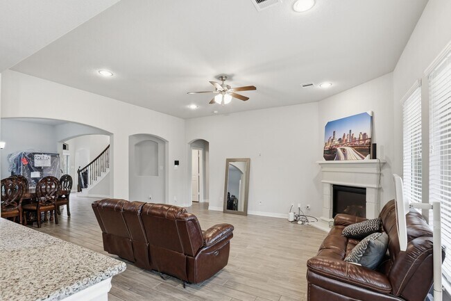 Building Photo - 24714 Longwood Forest Dr