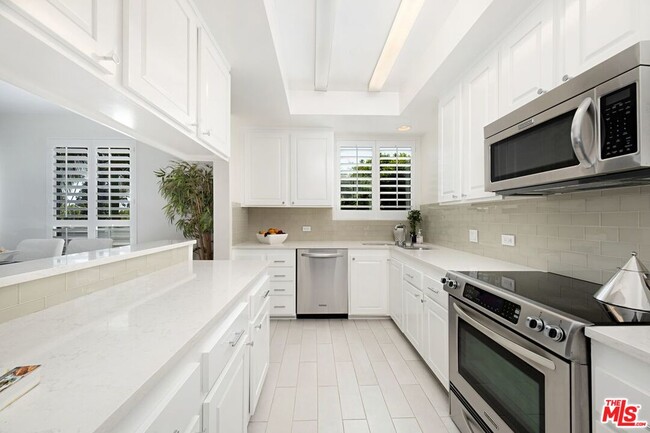 Building Photo - 12115 San Vicente Blvd