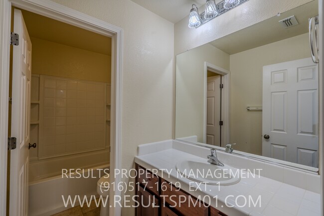 Building Photo - Lovely Lincoln 4 Bedroom 2.5 Bath w Clubho...