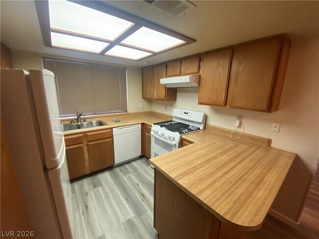 Building Photo - 5712 Swimmer Dr