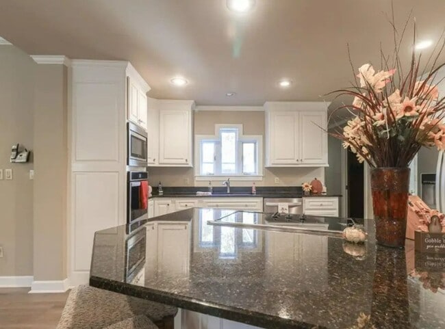 Building Photo - 3 Bed / 4.5 Bath - 3902 sq. feet!