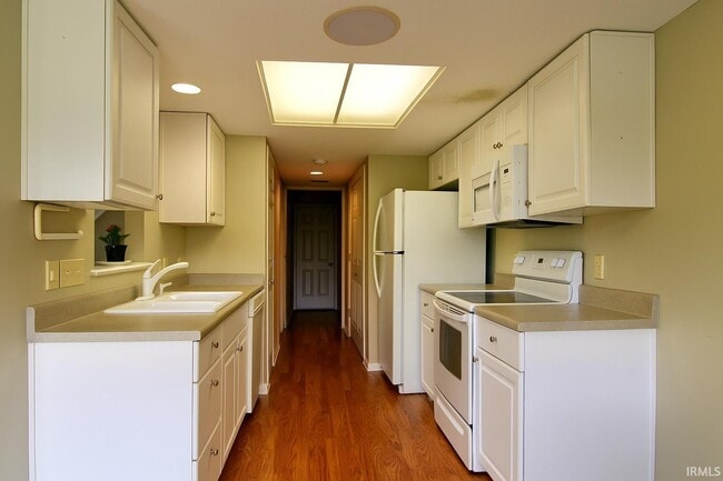 Building Photo - 9925 Oak Trail Rd