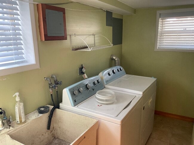 Building Photo - 566 N Howard Ave