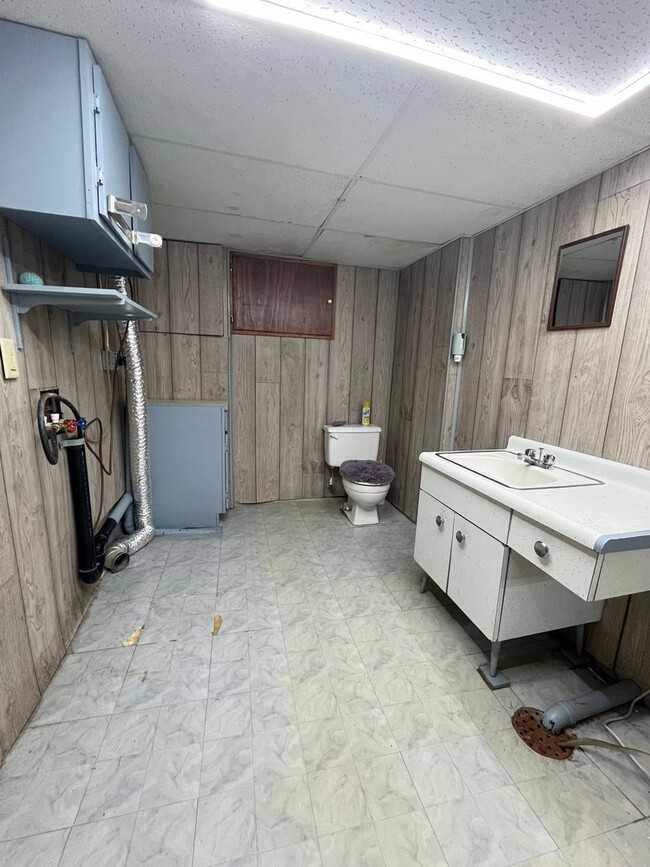 Building Photo - East Side 2 Bed/2 Bath w/ Bonus Room!
