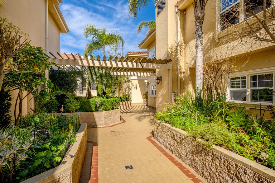 Building Photo - 415 E Dryden St