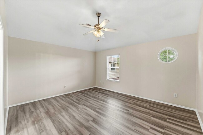 Building Photo - 11015 Shumard Oak Ct