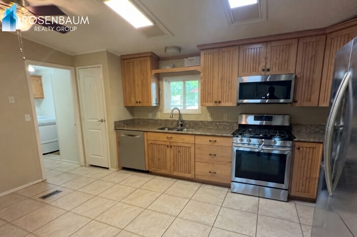 Building Photo - 10644 W Rosemead Dr