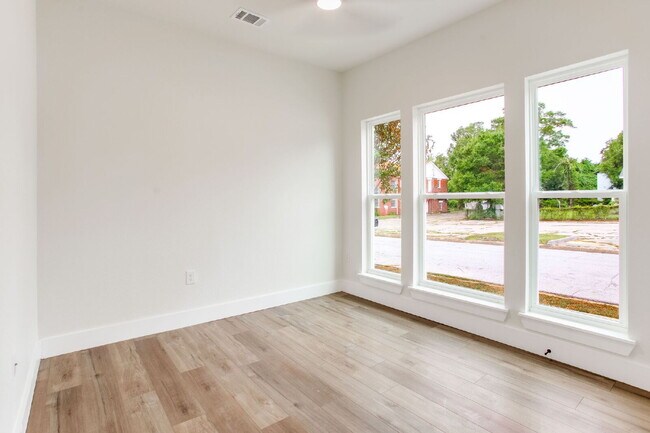 Building Photo - Brand new construction just minutes from downtown Pensacola and a quick trip to the beach. Ready ...