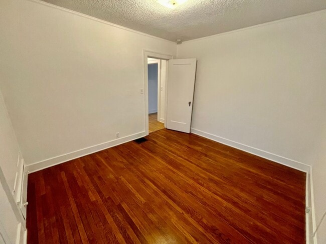 Building Photo - Upgraded 3bd/2bath Laurelhurst Home w/ Pri...