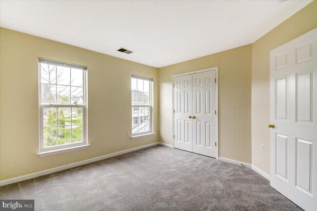 Building Photo - 240 Davis St