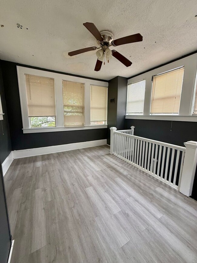 Building Photo - Wonderful 2 Bedroom a must see in Norwood.