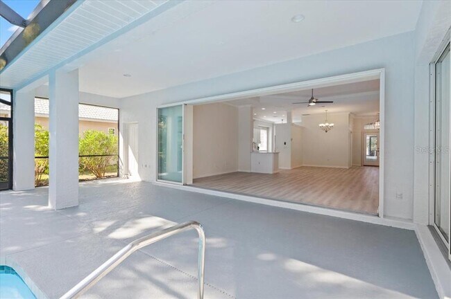 Building Photo - 700 Silk Oak Dr