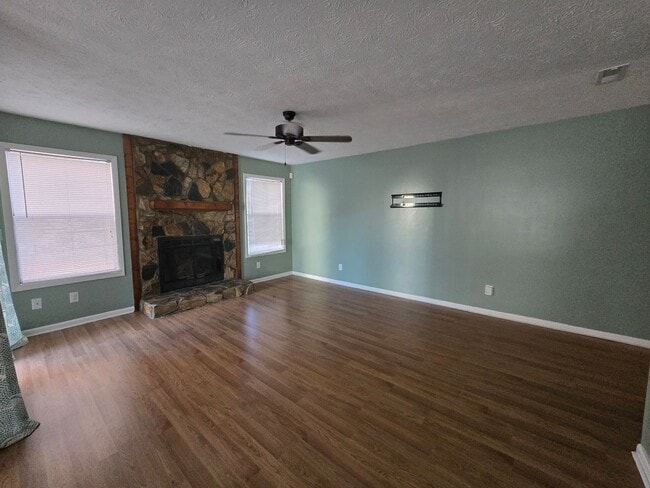 Building Photo - 1018-4 Brookhollow Dr - Stewarts Creek