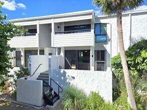 Building Photo - Seasonal Short-term 2 Bedroom 2 Bathroom Condo located on Venice Island with beach access!