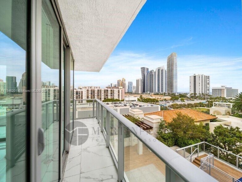 Building Photo - 300 Sunny Isles Blvd