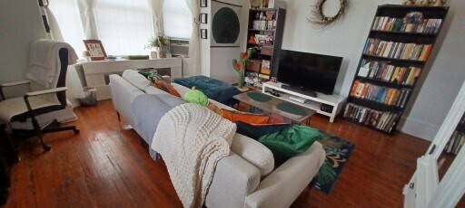 living room furnished - 1720 Memorial Ave