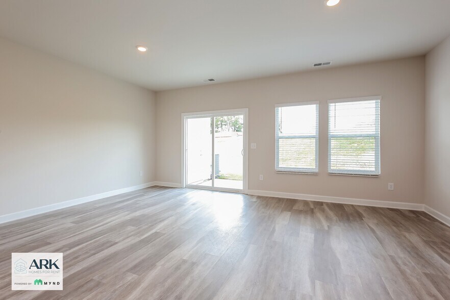 Building Photo - 220 Telford Dr