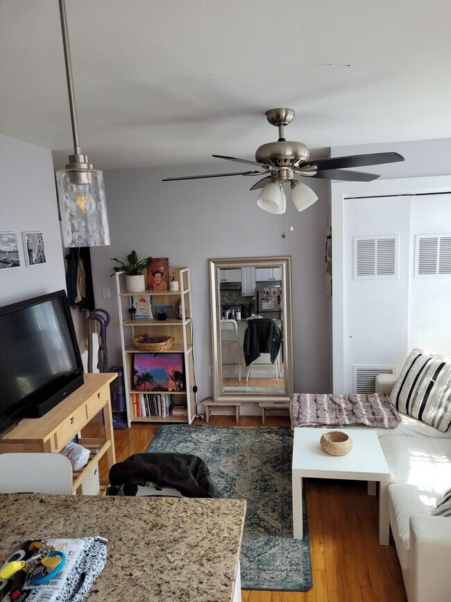 Building Photo - Don't Miss out on this giant 3 bed in the North End