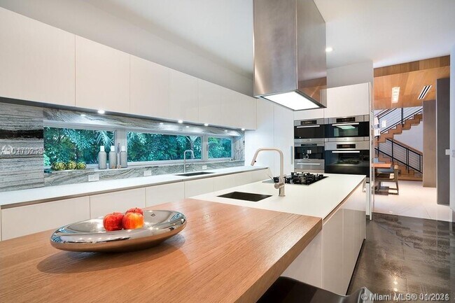 Building Photo - 3503 Banyan Cir