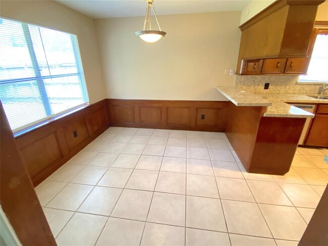 Building Photo - 323 Maybrook Dr