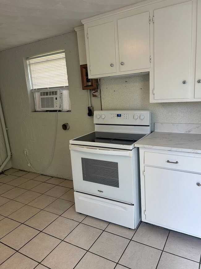 Building Photo - Quiet Country Living: Spacious 2BR with Laundry Hookups