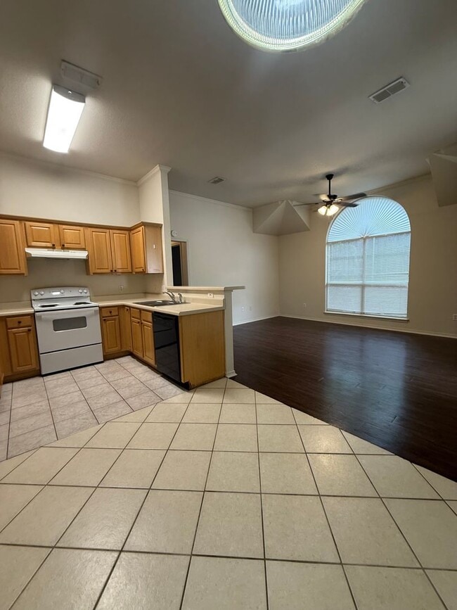 Building Photo - 3/2/2 Duplex / Bathroom Reno / Updated/ Fenced Back Yard - Pets Welcome