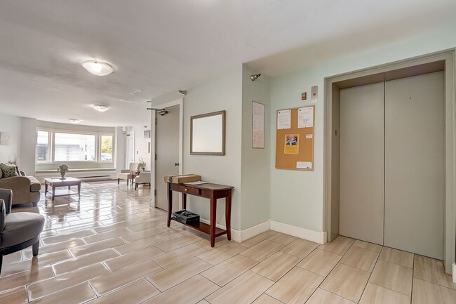 Building Photo - Charming 2-Bedroom Condo Near Campus - Ava...