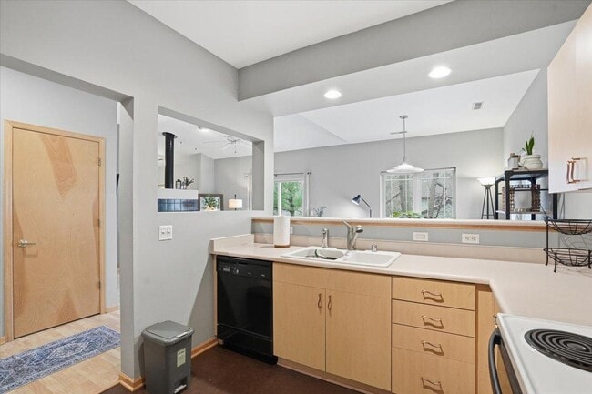 Building Photo - 1140 E Dayton St