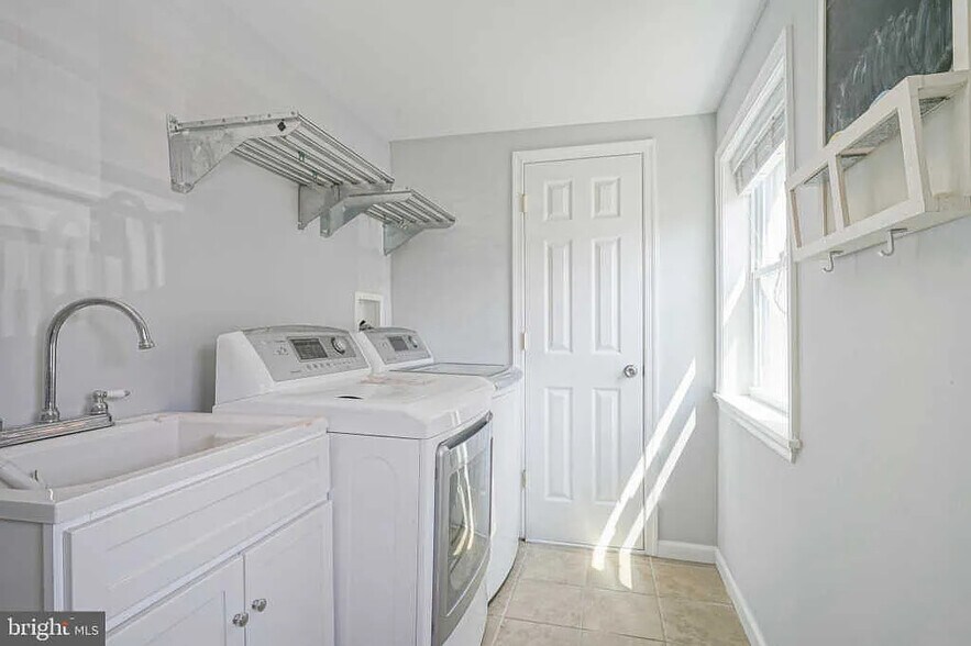 Building Photo - 217 Shurs Ln