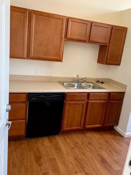 Interior Photo - 1010 Central