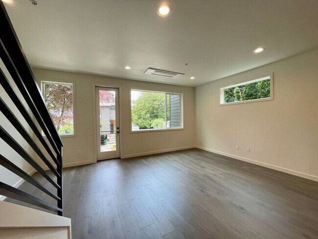Building Photo - Sellwood-Moreland 2 Bedroom 2.5 Bath BRAND NEW Condo Convienent to OHSU~ Includes A/C and Washer ...