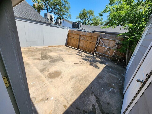 Building Photo - 2677 Gessner Rd