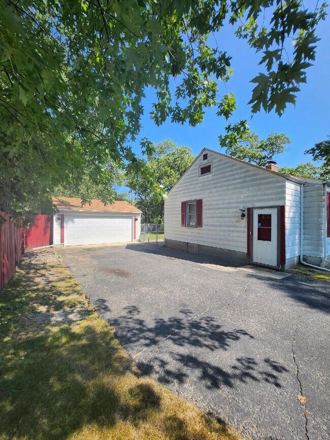 Building Photo - Spacious Ranch