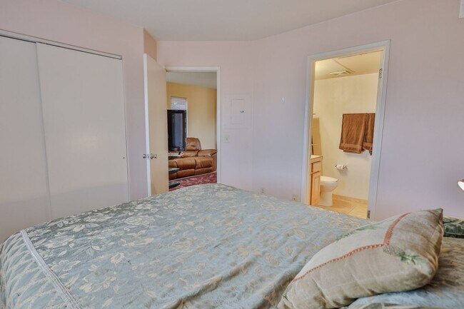 Building Photo - 1 Bed / 1 Bath Condo - Short or Long Term ...