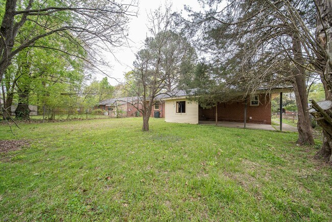 Building Photo - Nice 3 Bedroom/1 Bath Home with Bonus Room!