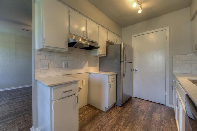 Building Photo - 2400 Burleson Ct