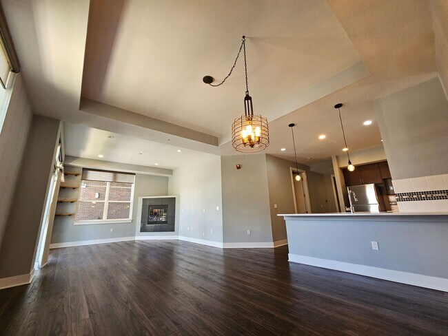 Building Photo - Congress Park High Rise Living! Huge Main Floor 2 Bed 2 Bath