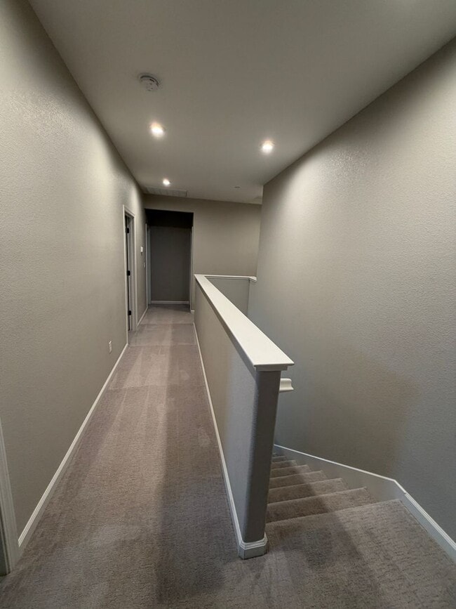 Building Photo - 700 Apricot Cir