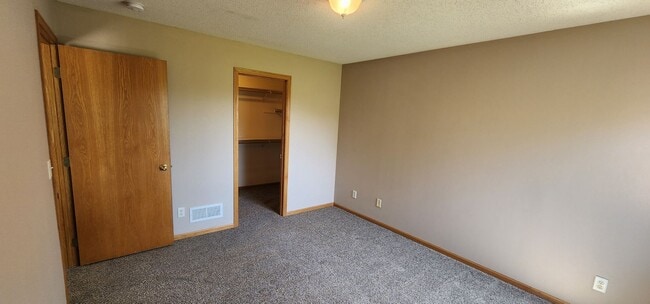 Building Photo - Beautiful 3 Bed, End Unit, Town Home for Rent