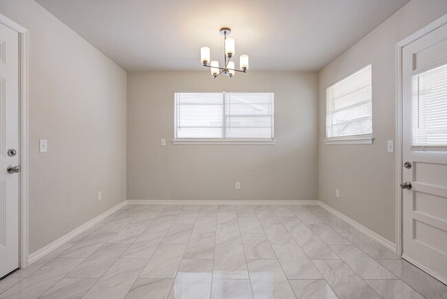 Building Photo - 1520 Brookdale Dr