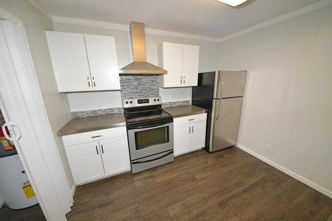 Building Photo - Lovely 2 bedroom / 2 bath right in the mid...