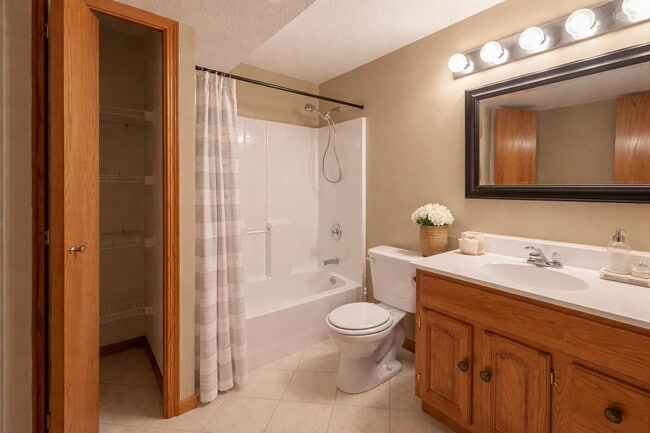 Building Photo - 1302 Look Out Ct